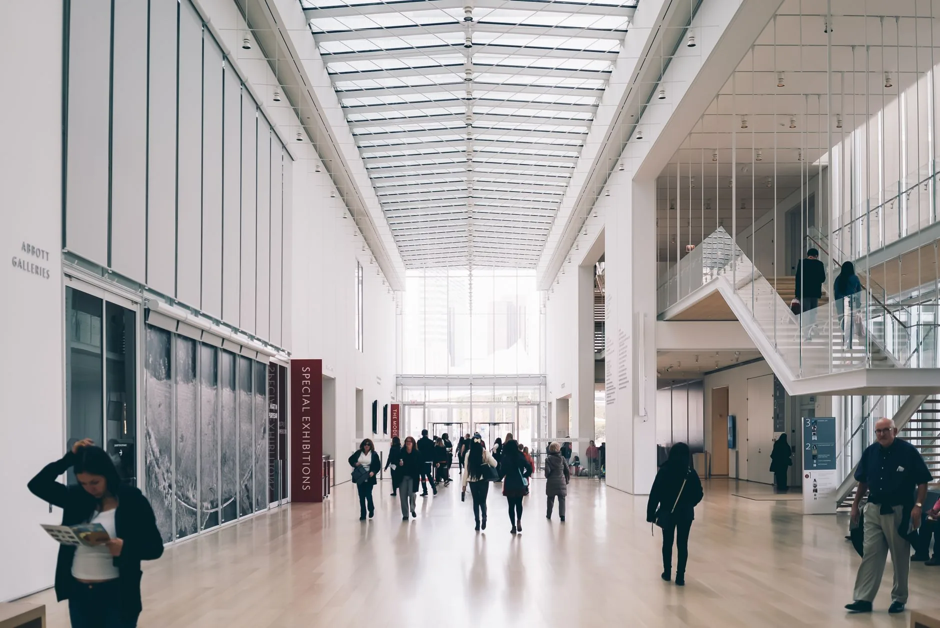 Gallery with abstract sculptures under diffused light, rethinking sculptural space.